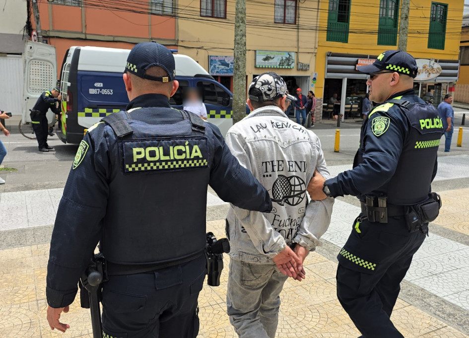 Alias Chichi pagaba una condena en su casa por porte ilegal de armas de fuego.