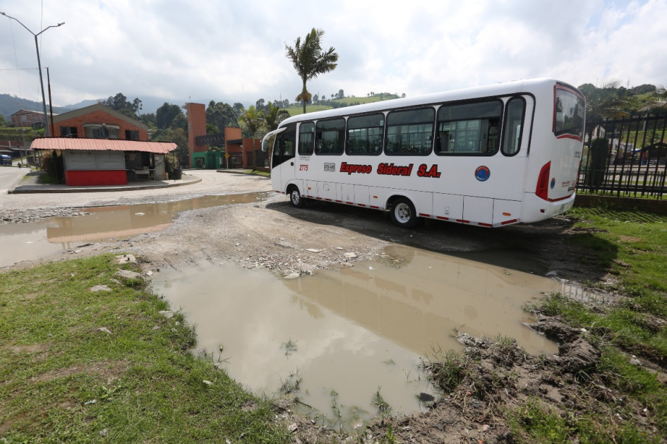 La avenida refleja sus defectos. La Alcaldía de Manizales revive el proyecto para mejorar una vía. Los contribuyentes beneficiados aportarían el 70%. Tres empresarios, ante un camino bifurcado: apoyan la obra, pero piden pagar menos.