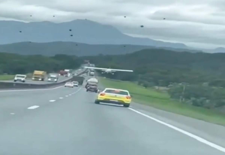 Un conductor grabó mientras la avioneta intentaba aterrizar. 