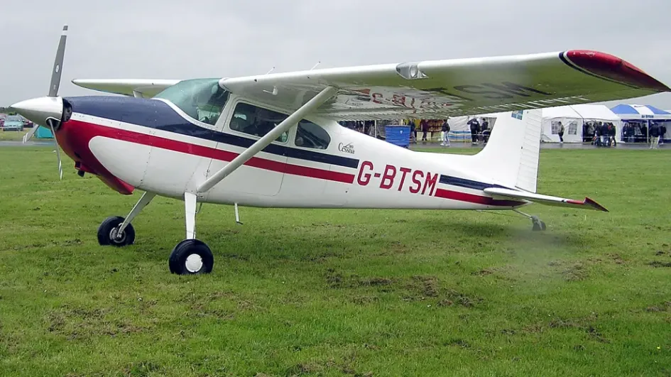 una Cessna 180.
