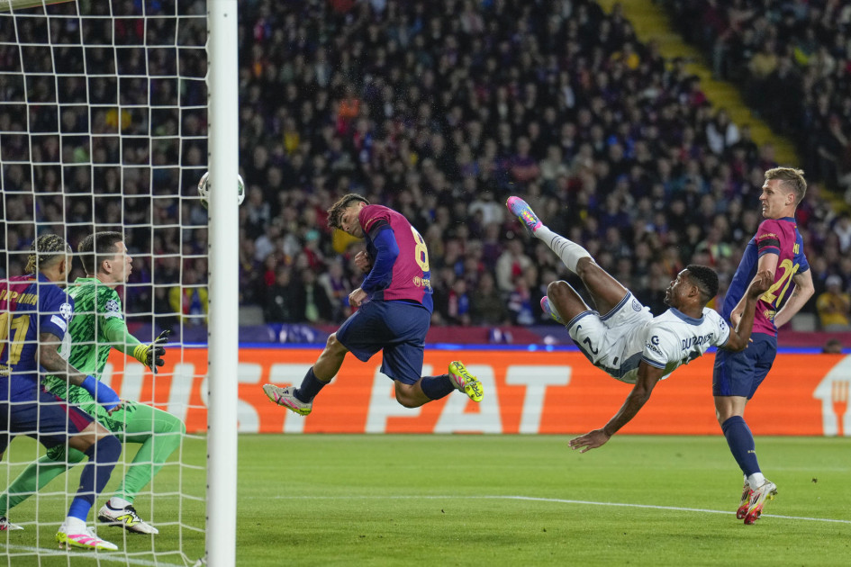 El defensa neerlandés del Inter Denzel Dumfries (2d) anota el segundo gol del equipo durante el encuentro correspondiente a la ida de las semifinales de la Liga de Campeones que disputan hoy miércoles FC Barcelona e Inter en el estadio Olímpico Lluis Company, en Barcelona.