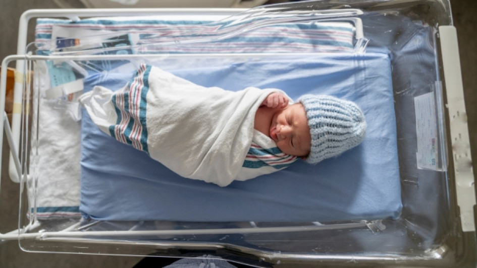 Bebe recien nacido en incubadora