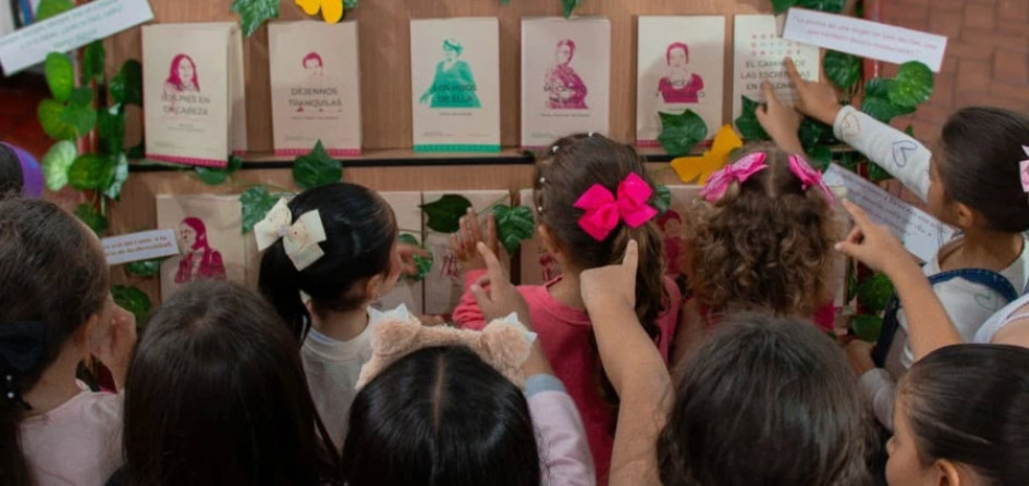 Durante un ejercicio de poesía con menores en el que les enseñaron que  este género literario les enseña a sentir y a valorar la belleza en lo más simple. 