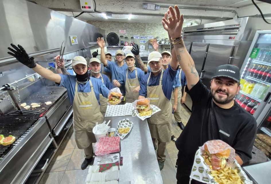 Burguer Parrilla, el negocio de las segundas oportunidades en Manizales. Cambia la perspectiva de una comuna. "La idea es ayudar quienes salen de prisión y quieren trabajar. También hay quienes no consiguen empleo por su género. Acá sí les damos trabajo, no miramos caras", dice el dueño del sitio de comidas.