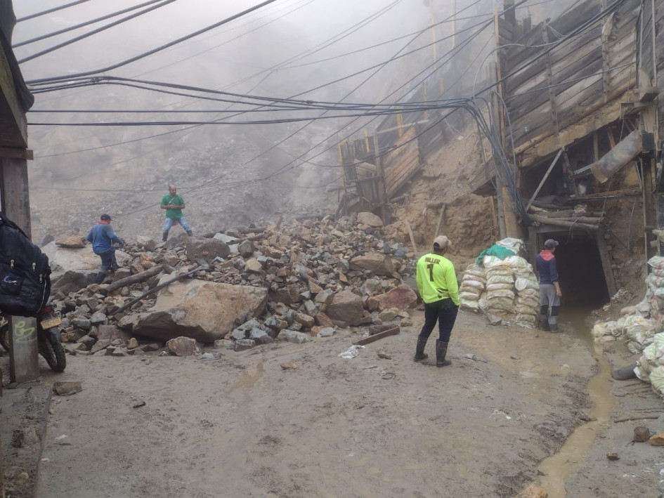Caída de rocas en la entrada a Marmato (Caldas).