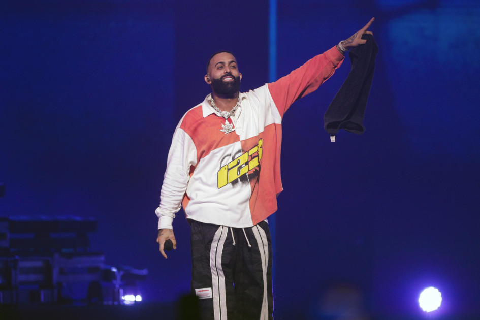 Fotografía de archivo del 28 de febrero de 2025 del cantante Eladio Carrión durante el 64º Festival Internacional de la Canción de Viña del Mar, en Viña del Mar (Chile).