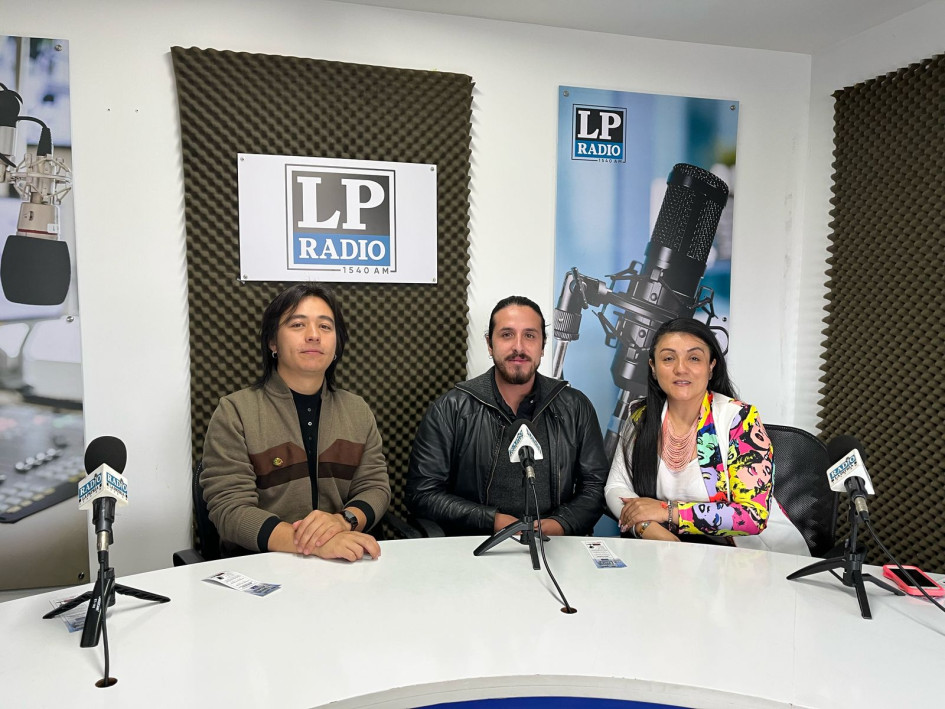 Carlos García y Juan Pablo Ceballos, artistas de Manizales y Ángela Milena Gómez, funcionaria de la Biblioteca de la Universidad Autónoma de Manizales. 
