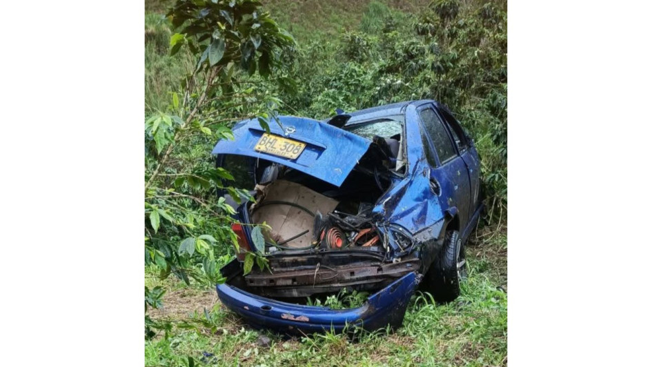 Carro se salió de la vía y rodó por ladera del Centrosur de Caldas, hay lesionados