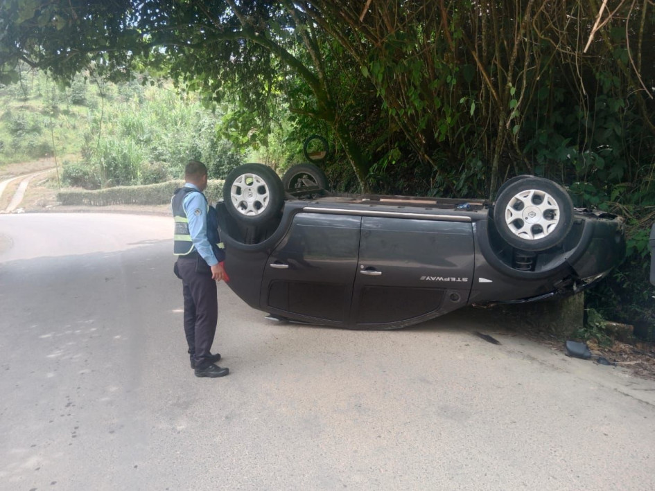 Así quedó el carro que se volcó en la vía Neira - Aranzazu.