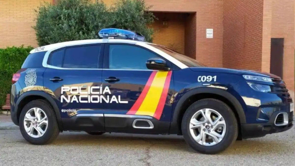Carro de la Policía española que adelantó la investigación. 