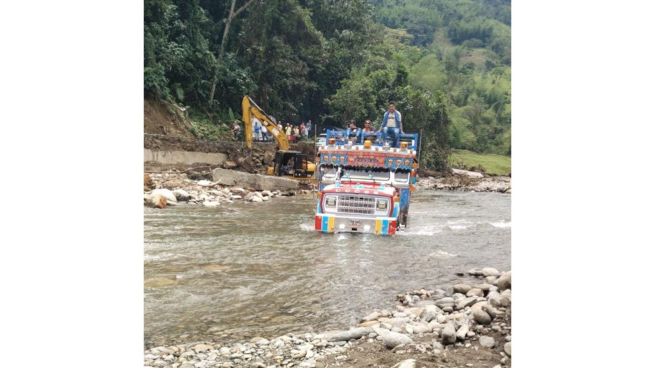 La chiva de transporte público, con ruta entre Nariño (Antioquia) y Arboleda (Pensilvania), atravesó este Jueves Santo el río Samaná.