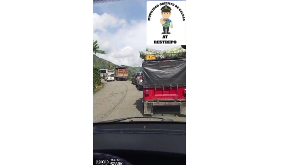 Las autoridades tuvieron que intervenir para que los conductores movieran sus vehículos de la vía. El trancón se despejó alrededor de las 10:00 a. m. En la foto, el represamiento que hubo en la carretera.