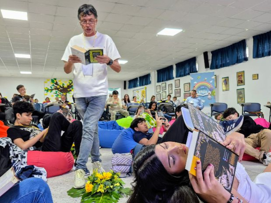 Leonardo Grisales, profesor de Lengua Castellana de la Normal de Manizales, leyó el segundo capítulo de Cien años de soledad.