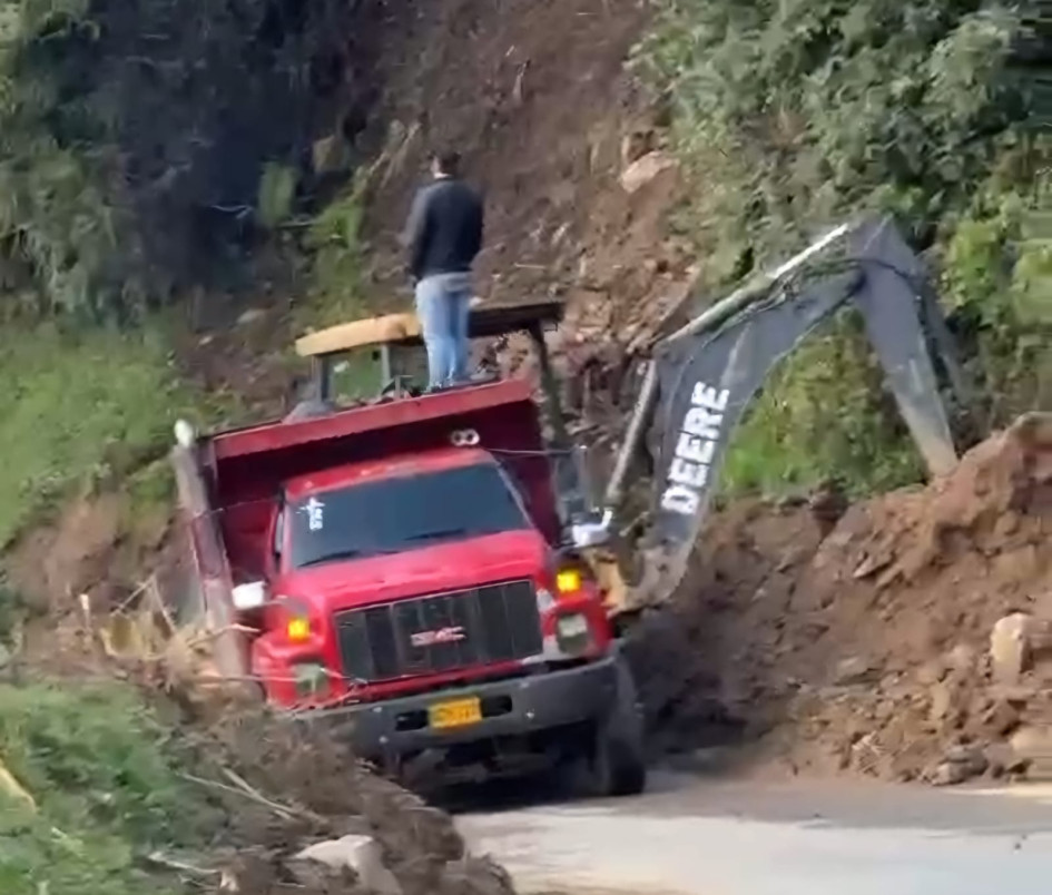 Este es el derrumbe que cayó cerca de Padua y que cerró el paso en la vía Manizales - Bogotá.