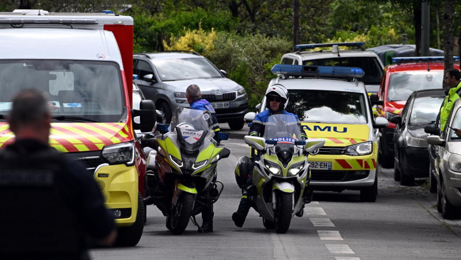 La Policía y las ambulancias a las afueras del Instituto Notre-Dame-de-Toutes-Aides en Nantes, Francia.