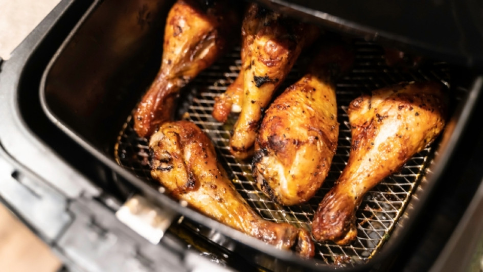 Muslos de pollo en una freidora de aire