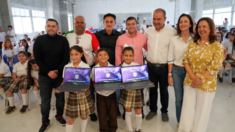 Estudiantes de Chinchiná recibieron 65 computadores. 
