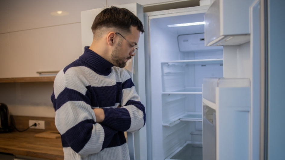 Hombre mirando una nevera