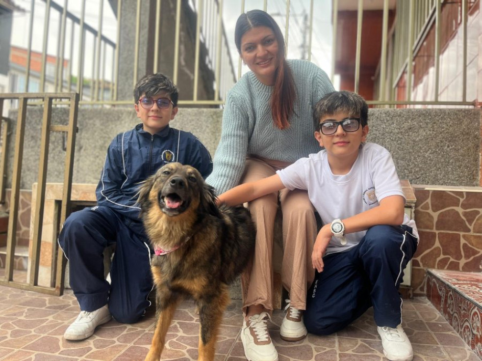 Coraje, los gemelos Juan Esteban y Sebastián, y July.