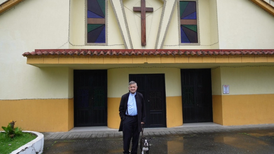 El padre Jairo Carmona Llano, párroco de María Auxiliadora del barrio Aranjuez de Manizales, acompañado de su perro Turrón. 