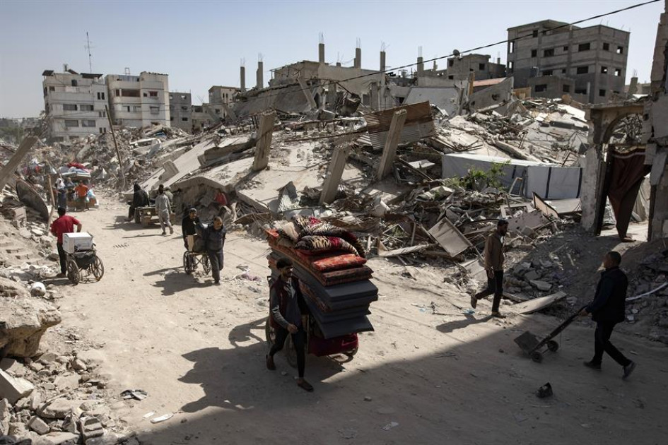  Palestinos llevan sus pertenencias mientras huyen del barrio de Shejaiya, al este de la ciudad de Gaza.