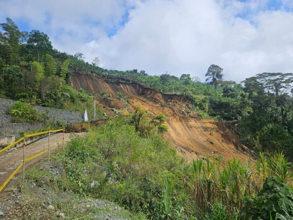Un ciudadano capturó uno de los derrumbes que cayeron sobre una vía en Caldas este miércoles (9 de abril). La Gobernación aconseja dos rutas alternas mientras la maquinaria despeja la zona. Hay 11 carreteras cerradas en el departamento.