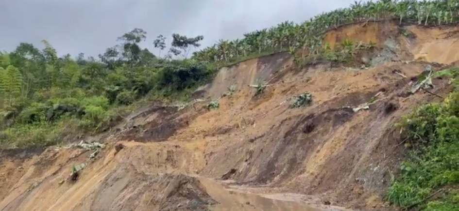 Los derrumbes no cesan en una vía de Caldas. La Gobernación ya reanudó labores para despejar el derrumbe. Habían parado por un nuevo deslizamiento en la zona.