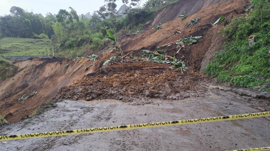 La maquinaria de la Gobernación de Caldas continúa despejando una serie de derrumbes que taparon una vía en el Alto Occidente del departamento. Hay 22 rutas con obstáculos este jueves (10 de abril).