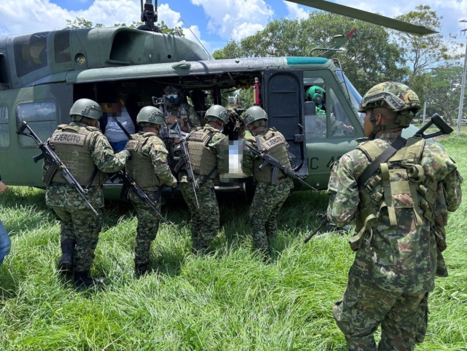 Tropas del Ejército Nacional evacúan el cuerpo del supuesto integrante del Clan del Golfo que murió tras un combate en el departamento de Bolívar.