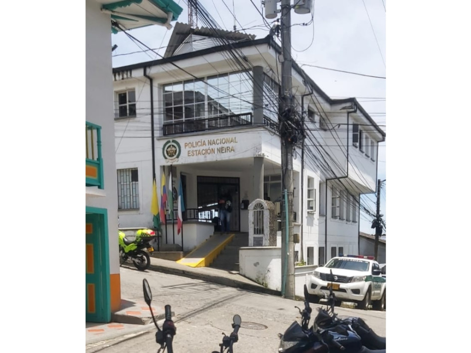 La agresión a la uniformada ocurrió en el exterior de la estación de Policía.
