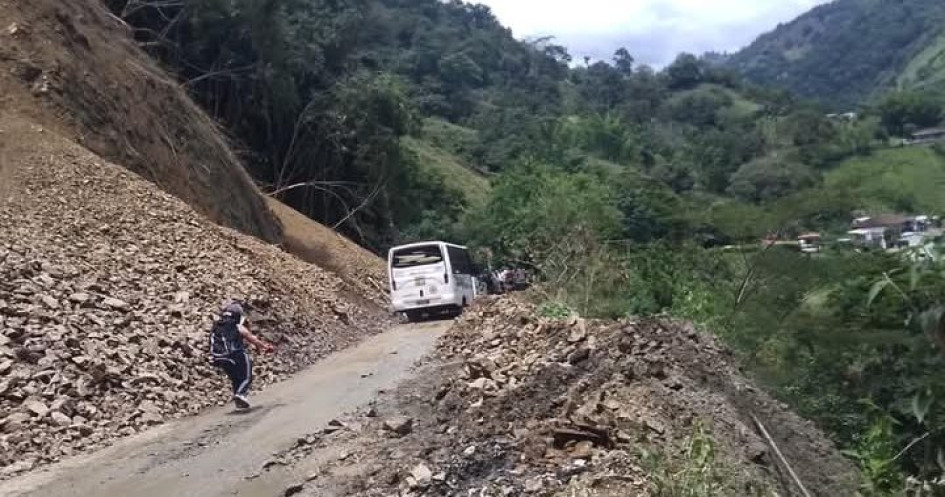 Paso a un carril en la vía Salamina - Aranzazu este domingo, 20 de abril.