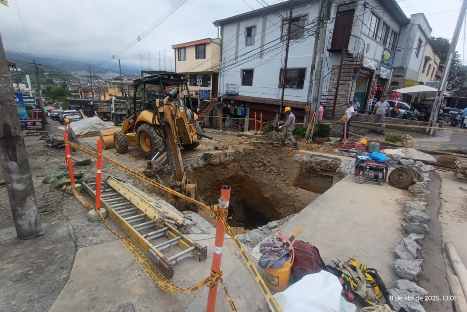 Tuvieron que demoler parte de la calzada para reparar la tubería. Las basuras arrojadas en la vía y los andenes taparon el alcantarillado de la zona. Las aguas residuales brotaban cuando llovía. 