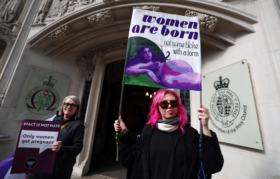 Mujeres celebran frente a la Corte Suprema en Londres este 16 de abril luego de su fallo que establece que la definición de mujer se basa en el sexo biológico.