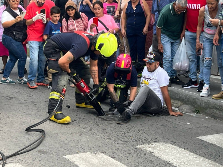 El cuerpo de bomberos voluntarios de Santa Rosa de Cabal atendió la emergencia de un hombre atrapado en un alcantarilla 