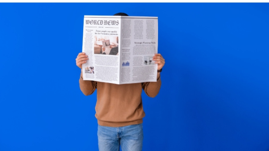 Persona leyendo un periodico