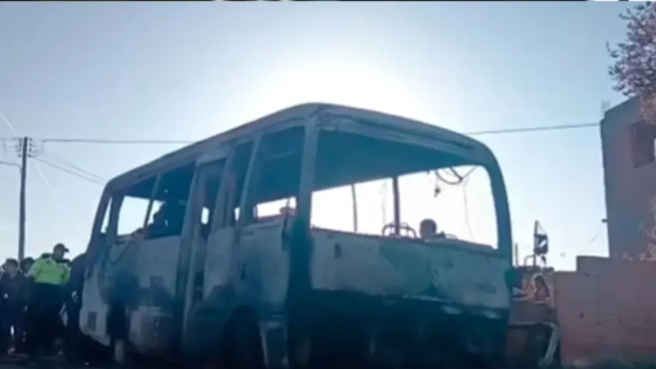Así quedó el bus que se incendió en las puertas de una escuela en Bolivia.