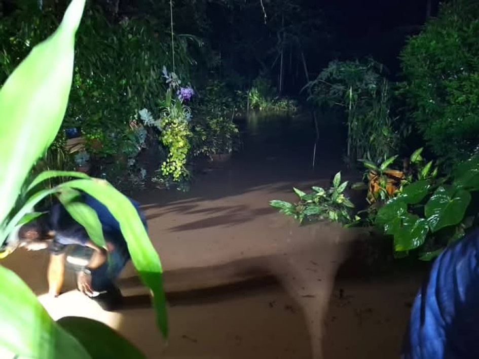 Así pasaron la noche los habitantes de Supía debido al desbordamiento de la quebrada Rapao.