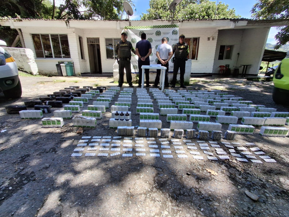 Los capturados son señalados de transportar en una caleta del bus los medicamentos utilizados para fabricar tusi.