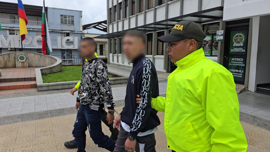 Cris y Juancho cuentan con antecedentes por hurto y le habrían robado una cadena de oro a otro ciudadano.