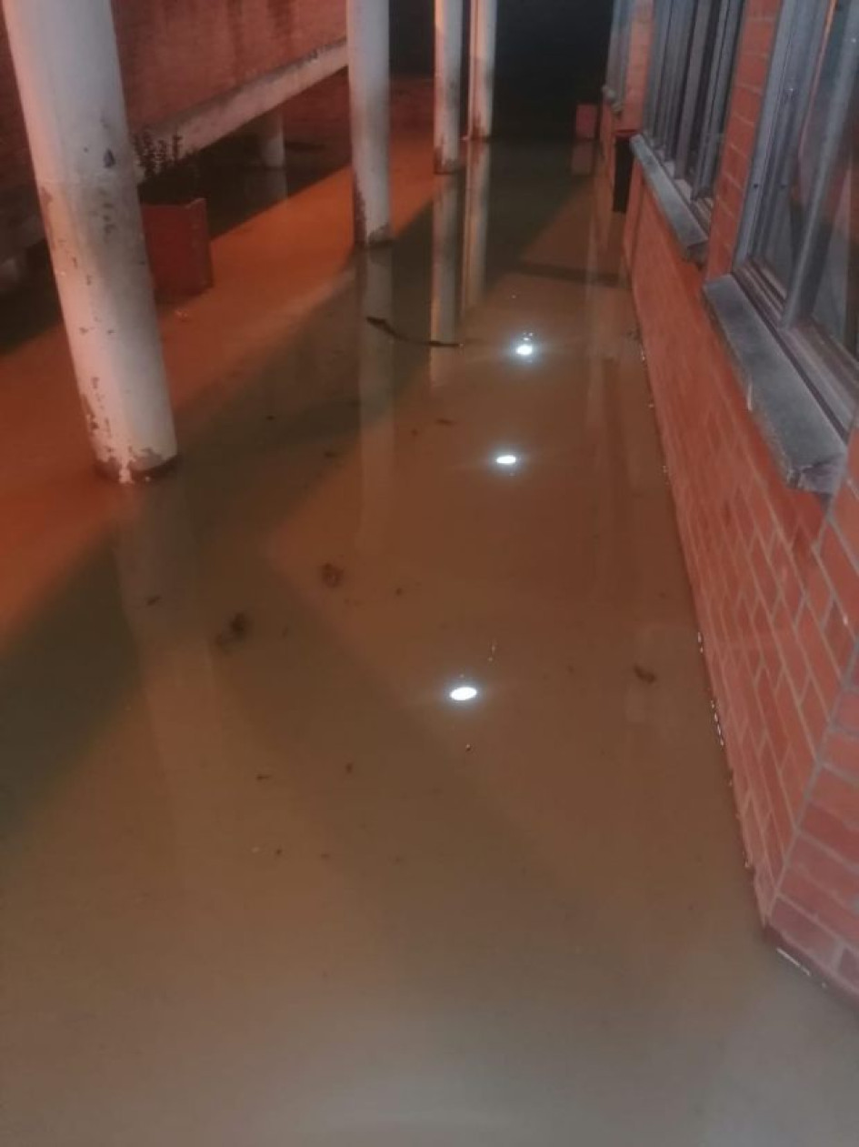 Las lluvias de estos días llevaron a una nueva inundación de parte del colegio de El Llano, en Marmato. Comunidad dice que es un problema de años, la Alcaldía anuncia obras.