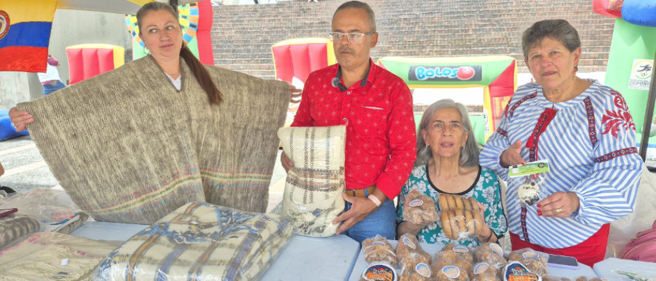 Jhoana Osorio, Darío Alonso Zapata, Sara Inés Restrepo y Fanny Escobar Gómez, representantes de la Mesa de Víctimas de Marulanda. 