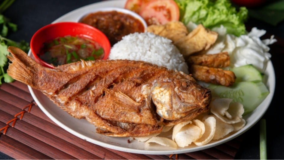 pescado frito con acompañamientos