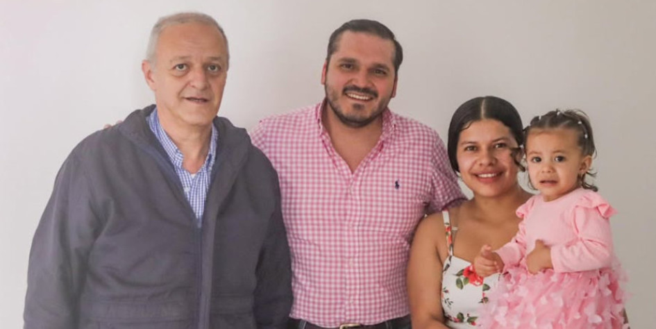 Jhon Jairo Castaño, alcalde de Neira, en medio de los padres de Nazly. 