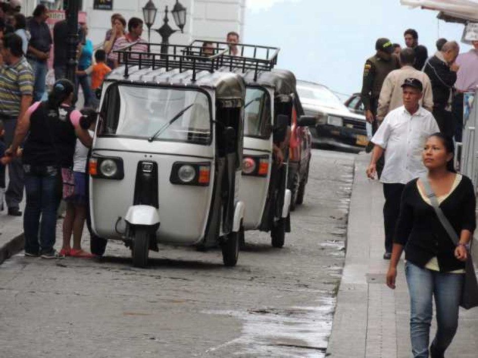 Los motocarros son el principal medio de transporte público en Neira.