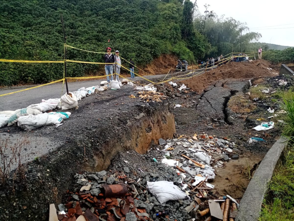 La solución es de relleno en la vía. La pérdida de banca en un tramo que lleva de Caldas a Risaralda hizo cancelar las clases de ayer en los colegios de la zona. En la vía se depositó relleno. La Secretaría de Infraestructura de Caldas asegura que hace estudios para una atención definitiva.