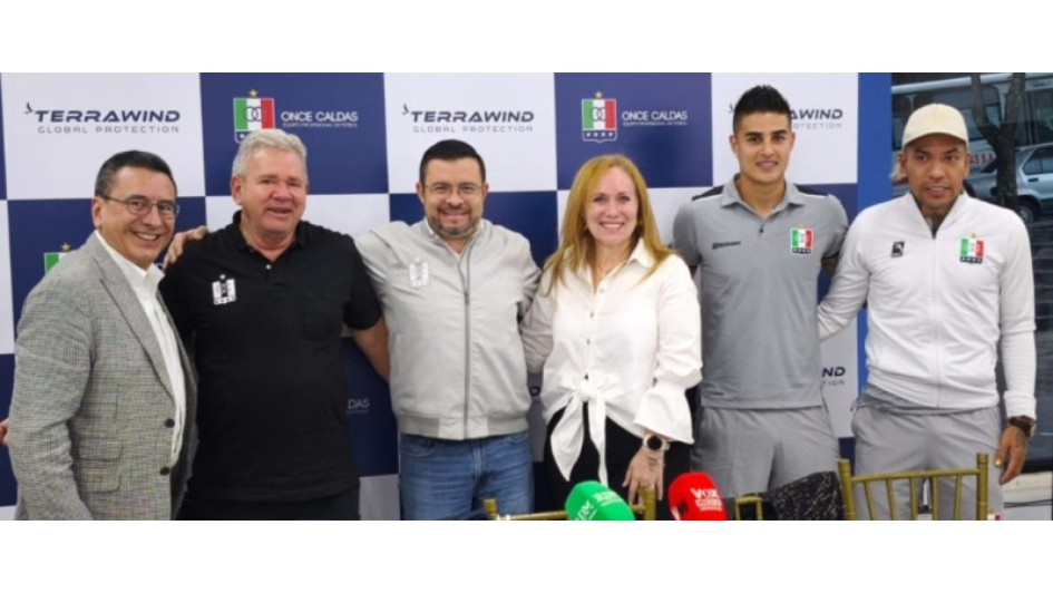 Ejecutivos de Terrawind, directivos, técnicos y jugadores del Once Caldas. A la derecha, Dayro Moreno.