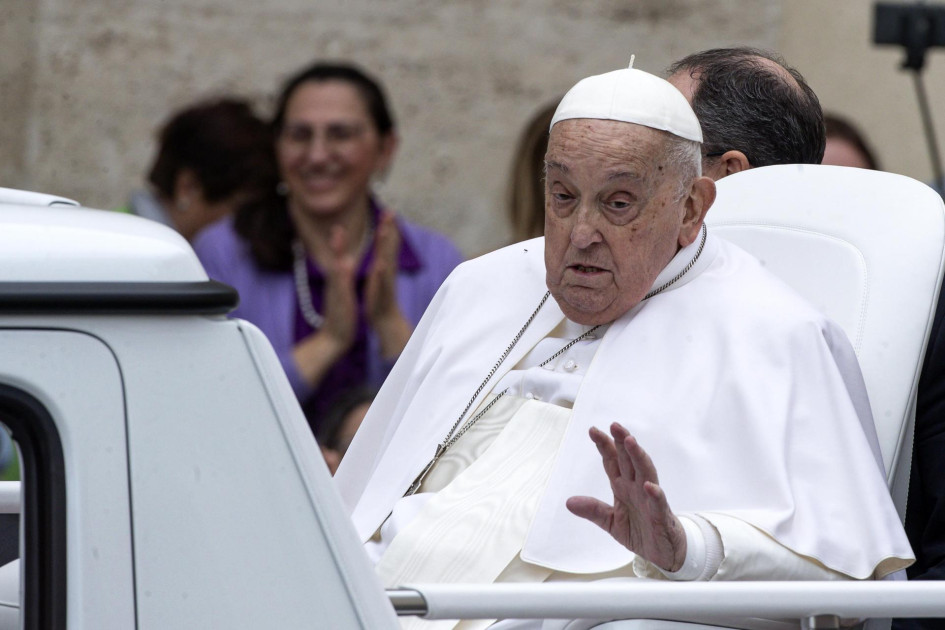 Papa Francisco este domingo (21 de abril) en su última aparacición pública durante su recorrido por la plaza de San Pedro.