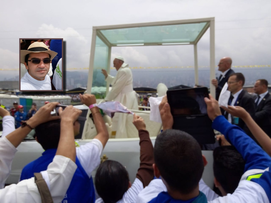 El recorrido del papa Francisco por el aeropuerto Olaya Herrera, de Medellín, en el 2017, y de cerca el manizaleño Andrés Cortés observándolo y recibiendo sus bendiciones.
