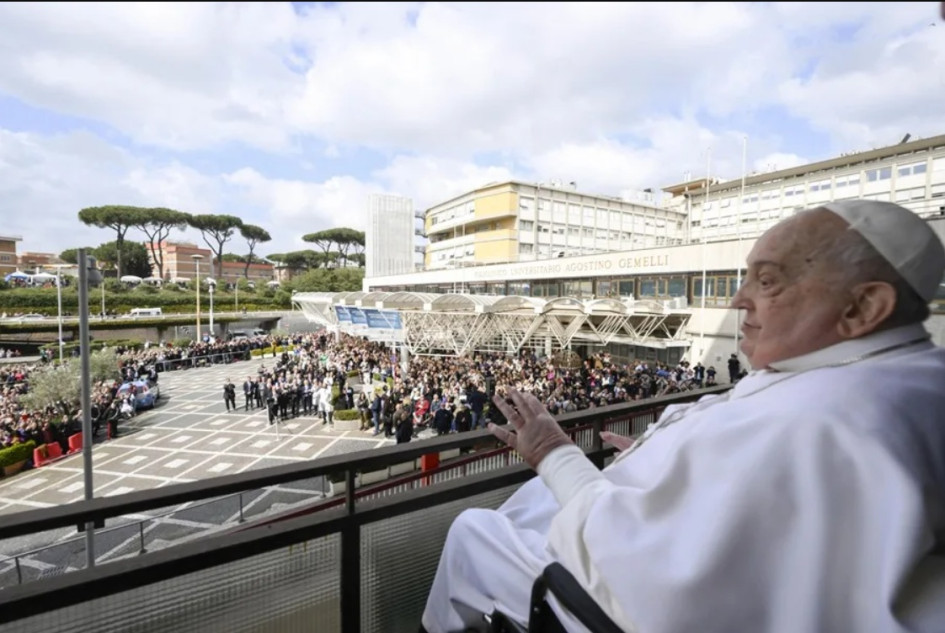 El papa Francisco saludando a una comunidad luego de salir del hospital en el que permaneció internado por problemas de salud.