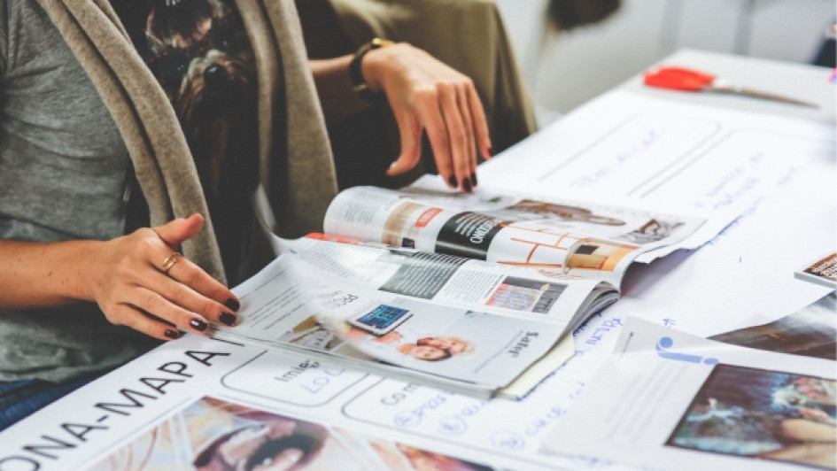 Mujer lee una revista